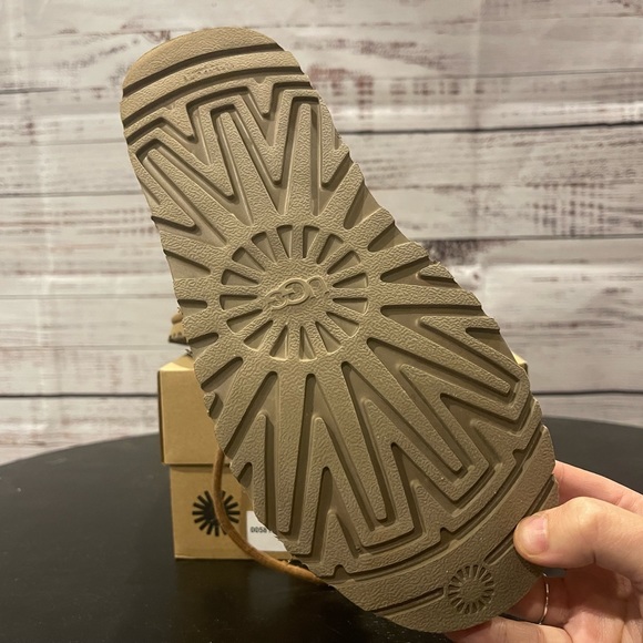 Ugg	Short Embossed Logo, Chestnut, Gently Used, Size 7 - Picture 4 of 4